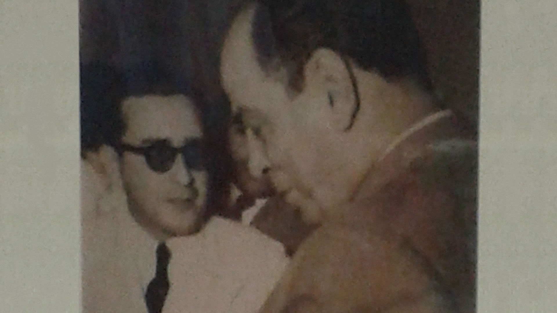 Don Temístocles Fernández entregando la primera Póliza de Vida a Don Rómulo Gallegos