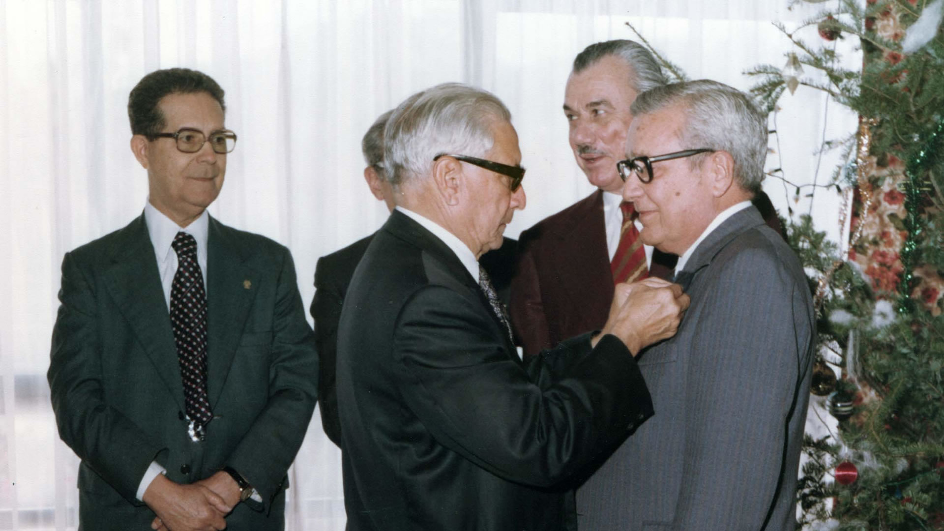 Fiesta de Fin de Año 1976. Imposición de botón a Don Temístocles Fernández