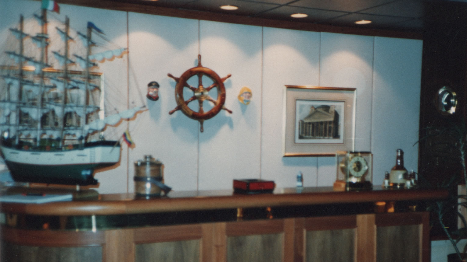 Salón El Barco, Oficina Jesuitas a Tienda Honda